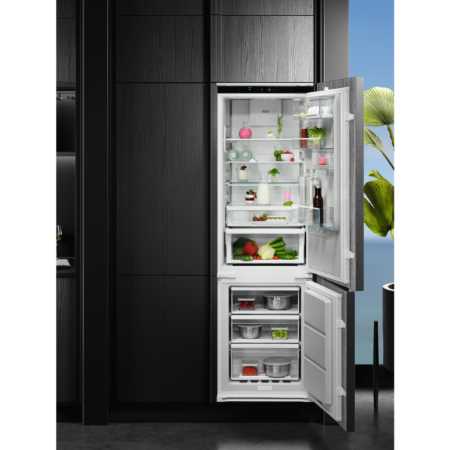 AEG TSC7M181DS 7000 Series Built-In NoFrost Fridge Freezer