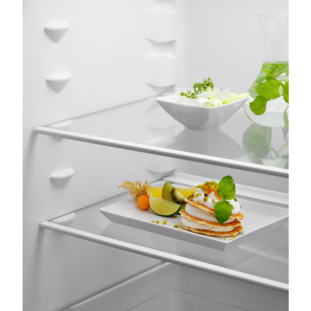 Zanussi Series 60 ZNTN18ES5 Built-In NoFrost Fridge Freezer